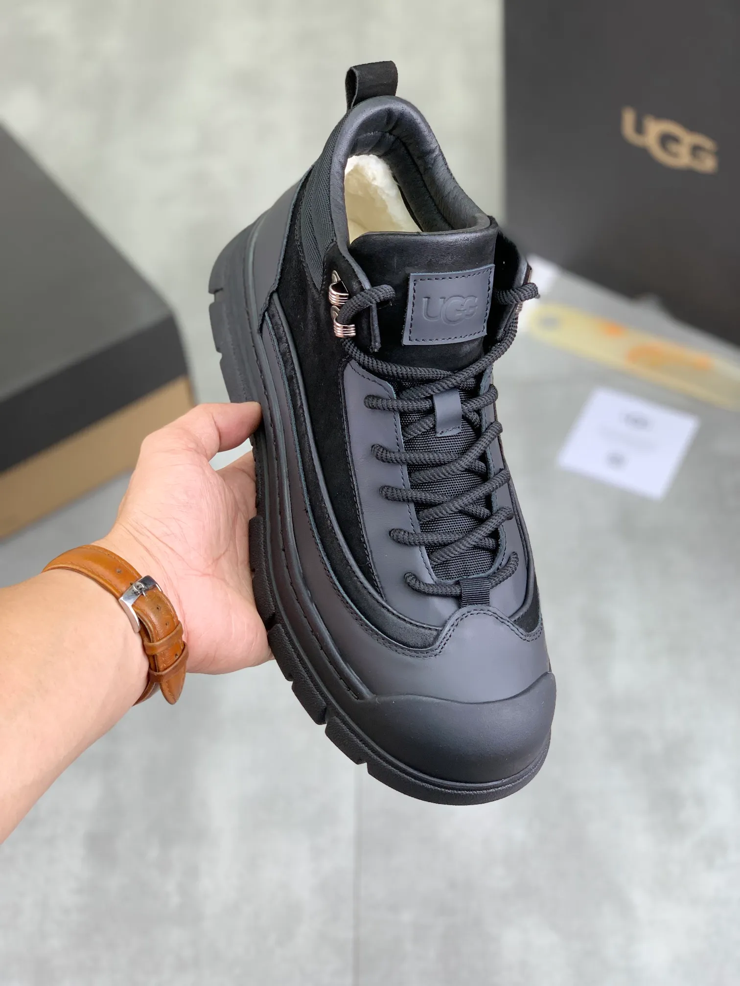 Men's Men's Shoes P620 [New Style] 💰 🆘 "Real Wool" [UGG] 👉 Popular men's shoes official website synchronization 🔰 Genuine quality [proud] is not comparable to the imitations in the general market 🌀 The upper is imported Italian frosted cowhide, and the lining: foot pad 🅰️ grade 🐑 real wool 👻 Only Grade A can show the effect The hand feels smooth and delicate 🔱The shoe shape is grand, only genuine factories can achieve it 🎄The perfect toughness of the original outsole 👻⬛️ allows customers to bid farewell to one-time consumption. Real wool lining, super warm. 3️⃣Colors available Sizes: 38-44